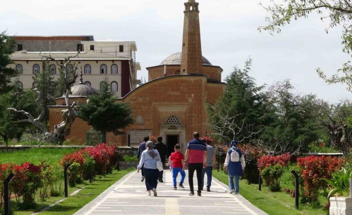 Siirt’in Tillo ilçesi ziyaretçi akınına uğruyor