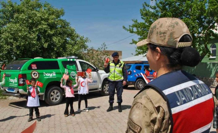 Siirt’te jandarma ekipleri bakanlığın projesini öğrencilere anlatı