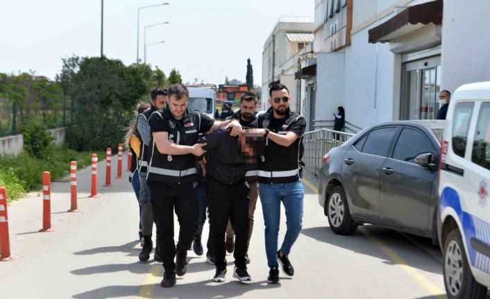 Silah kaçakçılığında kızını da kullanan babaya operasyon: 30 adet tabanca ele geçirildi