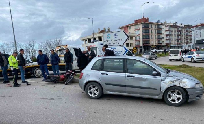Sinop’ta otomobille çarpışan motosiklet sürücüsü yaralandı