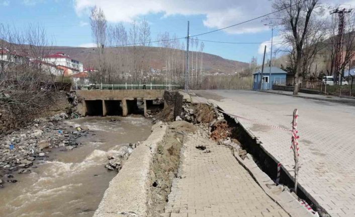 Solhan’da yağışlar nedeniyle dere yatağındaki istinat duvarı çöktü