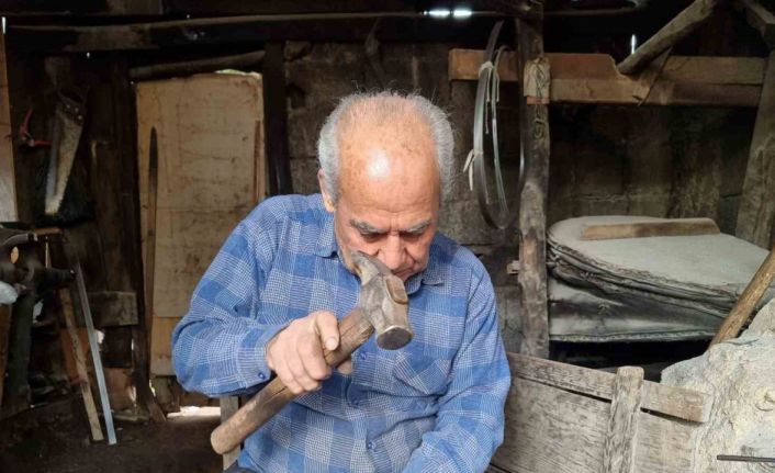 Son ustalardan Fevzi amcanın elinde koç boynuzu ve yay sanata dönüşüyor