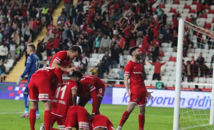 Spor Toto Süper Lig: Antalyaspor: 2 - Alanyaspor: 1 (İlk yarı)