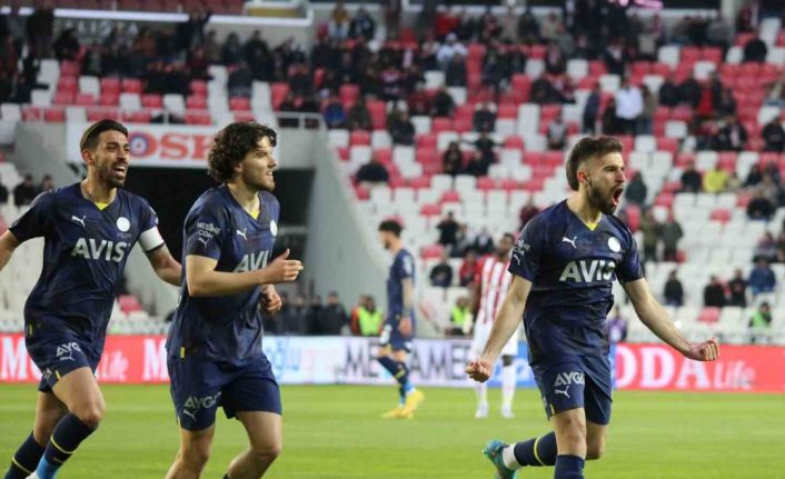 Spor Toto Süper Lig: DG Sivasspor: 0 - Fenerbahçe: 3 (İlk yarı)