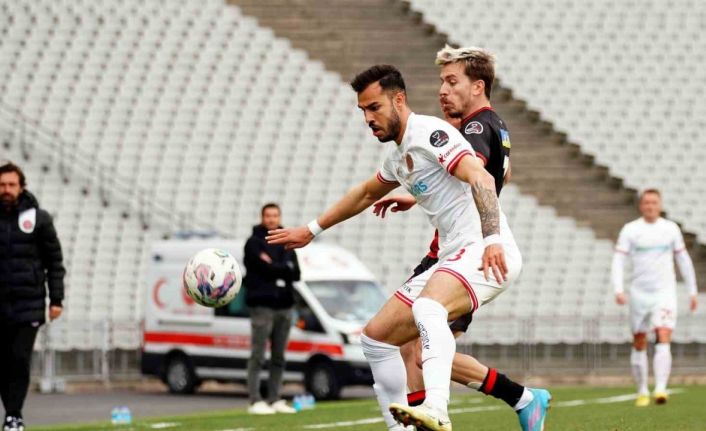 Spor Toto Süper Lig: Fatih Karagümrük: 0 - Antalyaspor: 1 (İlk yarı)