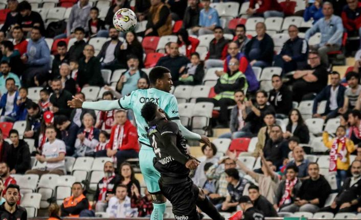 Spor Toto Süper Lig: FTA Antalyaspor: 0 - Sivasspor: 2 (İlk yarı)