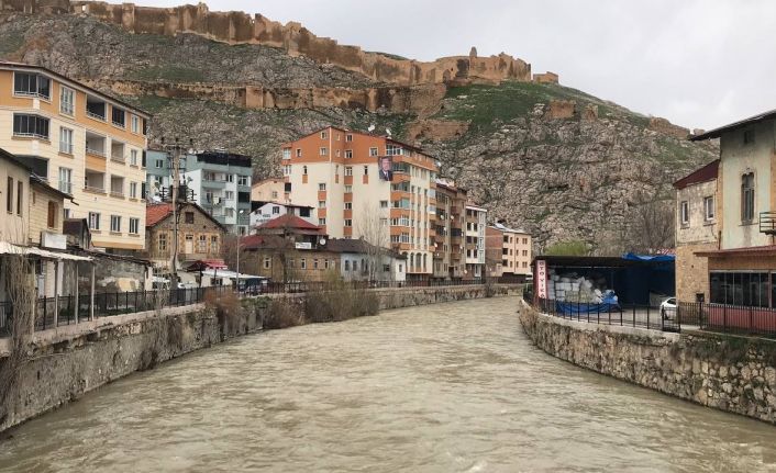 Su seviyesi azalan Çoruh Nehri’nin yağışlar sonrası debisi yeniden arttı