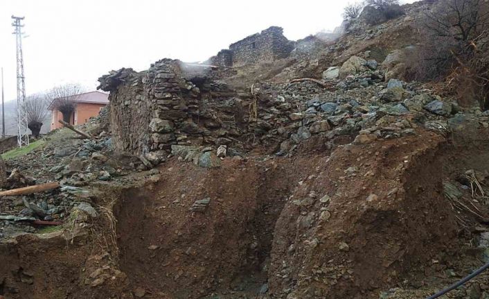 Su taşkınından mezra zarar gördü