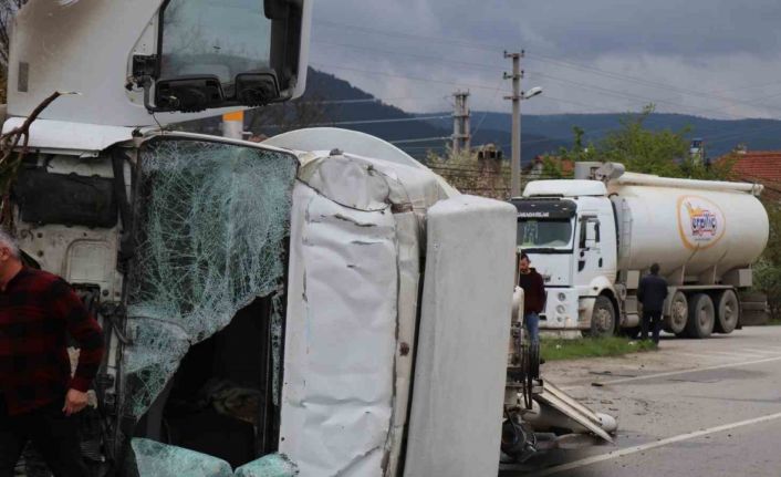 Sürücüsünün uyuyakaldığı iddia edilen Erpiliç kamyonu korku dolu anlar yaşattı: 1 yaralı