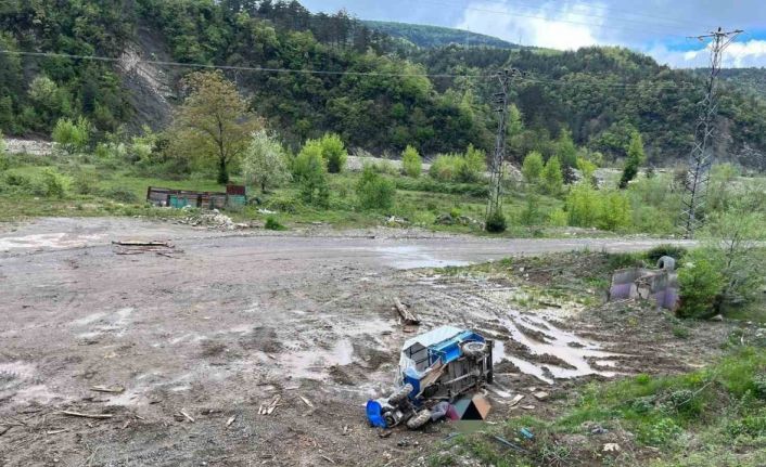 Tarım aracı dere yatağına devrildi: 1 ölü, 1 yaralı