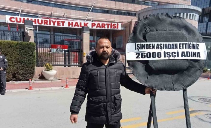 Tekirdağ Belediyesi tarafından işten çıkarılan işçiden CHP Genel Merkezi önünde siyah çelenkli eylem