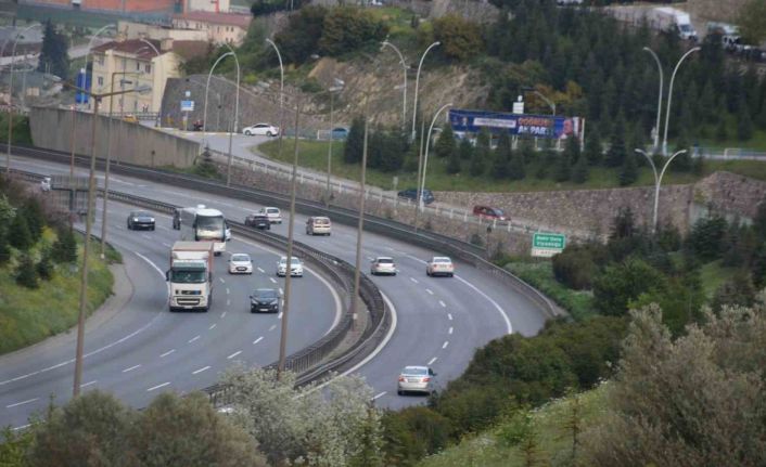 TEM Otoyolu Kocaeli geçişinde bayram trafiği akıcı seyrediyor