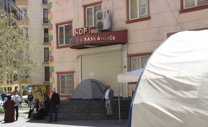 Terör mağduru aileler bayramda da HDP binası önünde evlatlarının yolunu gözlüyor