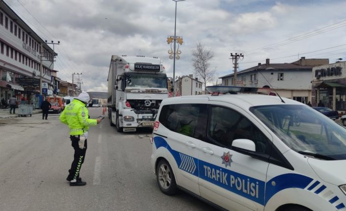 Tır yola çıkan köpeğe çarpmamak için fren yapan kamyona arkadan çarptı