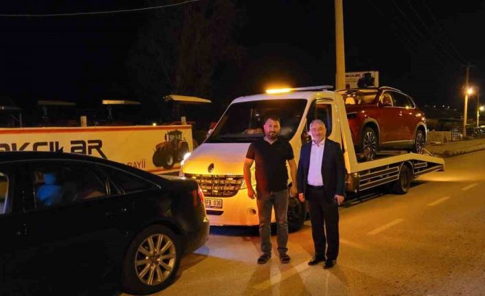 TOGG’u gören belediye başkanı çekicinin önünü kesti, renkli görüntüler oluştu