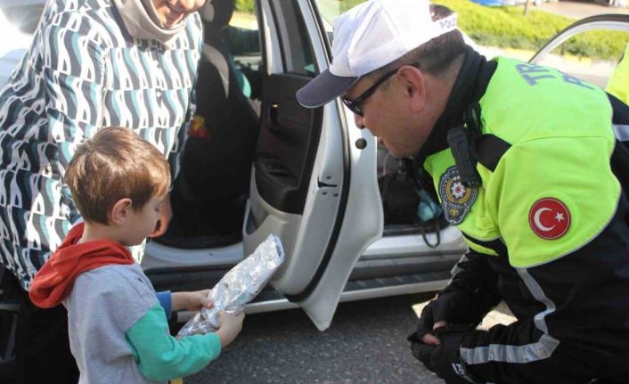Trafik polisleri Marmaris girişinde sürücüleri uyardı, çocuklara hediye dağıttı