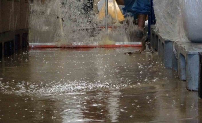 Tuzla’da İSKİ yol çalışması yaptı, gıda takviyesi üreten fabrikayı su bastı