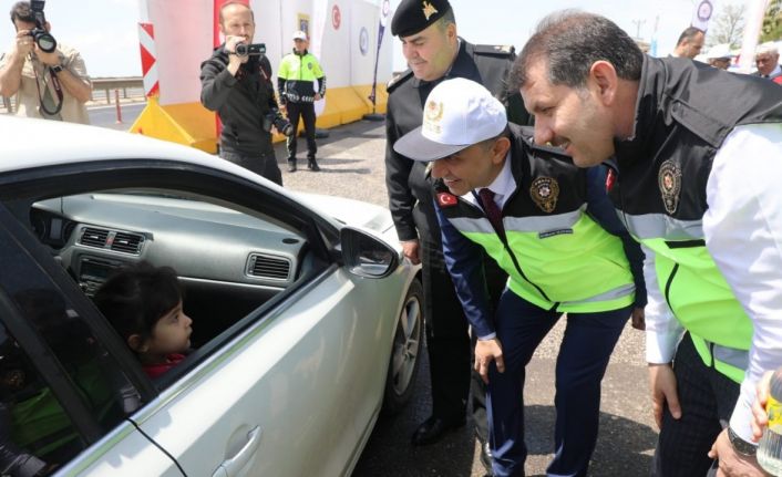 Vali Ayhan sürücülere hediyeli bayram kutlaması