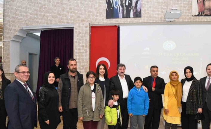 Vali Orhan Tavlı, deprem bölgesinden gelen öğretmenler ile iftar yaptı