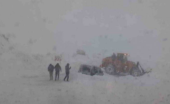Van-Bahçesaray yolunda mahsur kalan 4 kişi ekipler tarafından kurtarıldı