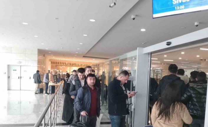 Vatandaşlar yeni açılan yüksek hızlı Ankara-Sivas hızlı tren hattı önünde uzun kuyruklar oluşturdu