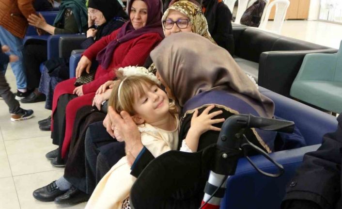 Yaşlılar merkezinde kuşaklar arası bayramlaşma