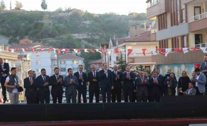 Yeniden Refah Partisi lideri Erbakan: "(Kılıçdaroğlu) Biz borçtan kurtulmaya çalışıyoruz, sen 300 milyar dolar borç getiriyorsun"