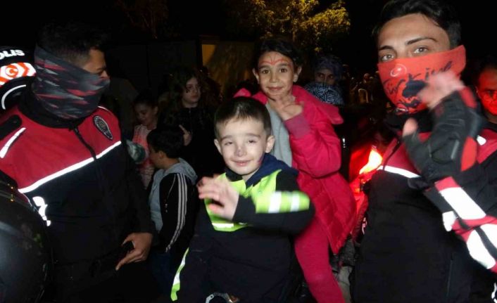 ‘Yunus’ timleri depremzede çocuklara moral oluyor