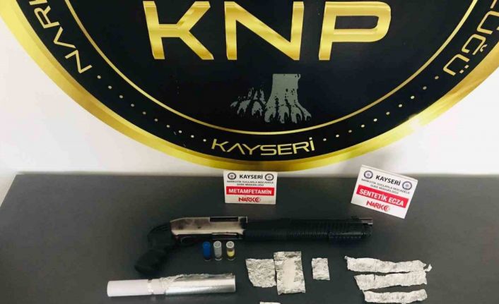 Zehir tacirleri polisten kaçamadı