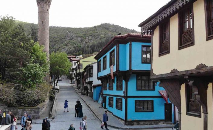 100 yıllık tarihe sahip rengarenk konakların olduğu sokakları gezenler geçmişe gidiyor