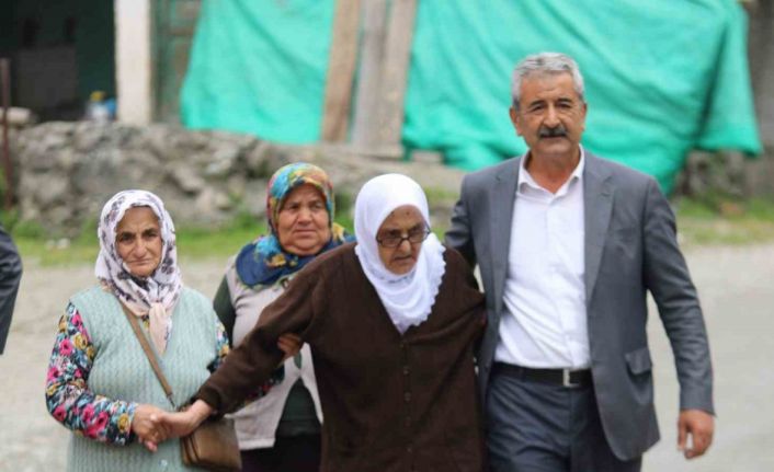 110 yaşındaki Safiye nine 2. tur seçimleri için sandık başına gitti