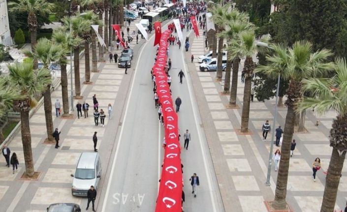 120 metrelik Türk bayrağı elden ele taşındı