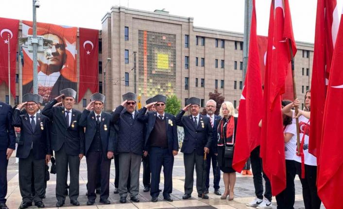 19 Mayıs kutlamaları çelenk sunma merasimiyle başladı