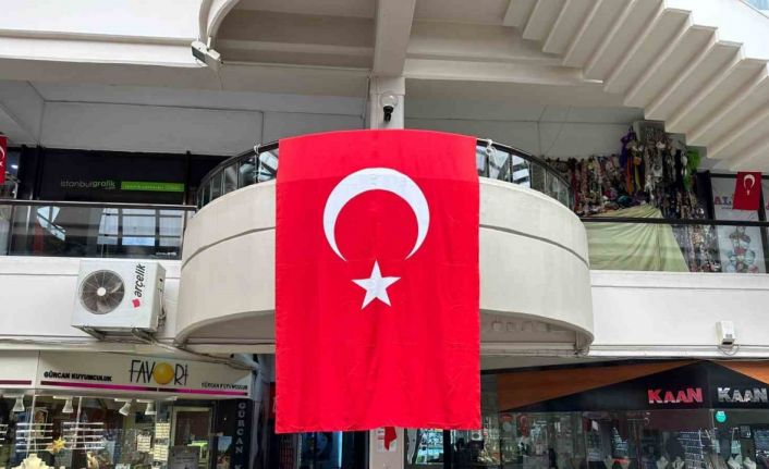 19 Mayıs’ta dükkânlar Türk bayraklarıyla donatıldı