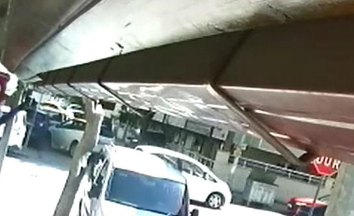 2 araç çarpıştı, en büyük hasarı park halindeki otomobil aldı