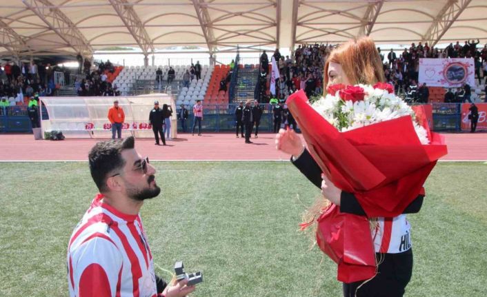 3 ay önce Bilecikspor maçında tanıştılar, aynı statta taraftarın önünde evlenme teklifi etti