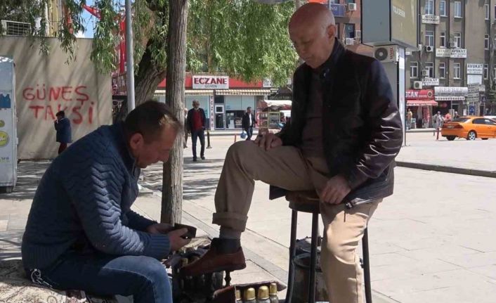 44 yıldır aynı yerde tezgah açıyor, çocuklarını ayakkabı boyayarak okuttu