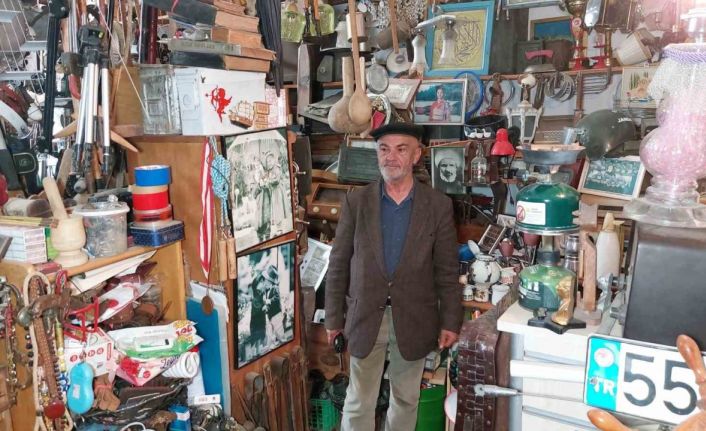 45 yıldır antika eşya topluyor, antikaların sayısını artık kendisi de bilmiyor