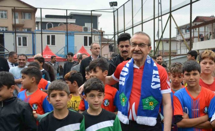 60 eşofman, 60 forma, 8 futbol topunu vali kendi elleriyle dağıttı