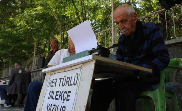 80 yaşındaki emekli astsubay 30 yıldır adliye önünde daktilo ile arzuhalcilik yapıyor
