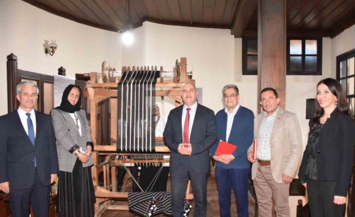 80 yıllık dokuma tezgahını Kütahya Olgunlaşma Enstitüsü’ne bağışladı