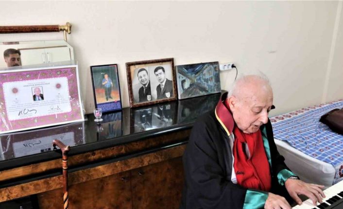 84 yaşında avukat oldu, azmin zaferini çeşitli dillerde piyano çalarak kutladı