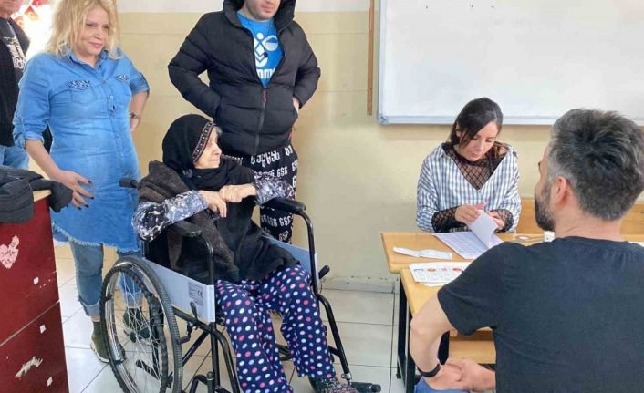 90 yaşındaki Hacer nine oy kullanmak için tekerlekli sandalye ile sandığa gitti