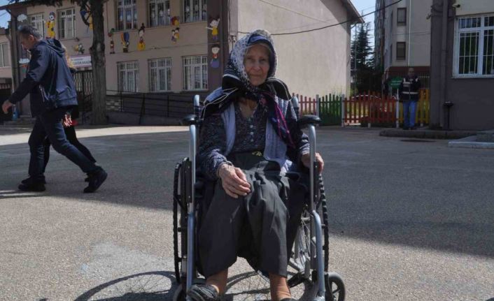 92 yaşındaki Zehra teyze tekerlekli sandalye ile de olsa oyunu kullandı