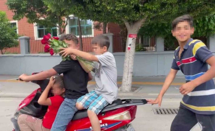 Adana’da 4 çocuğun elektrikli motosiklette tehlikeli yolculuğu: “Çek, her yerde paylaş”
