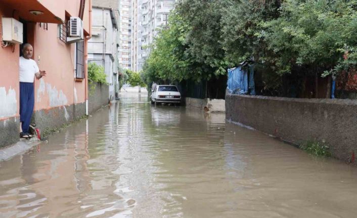 Adana’da sabah saatlerinde etkili olan sağanak her yeri su altında bıraktı