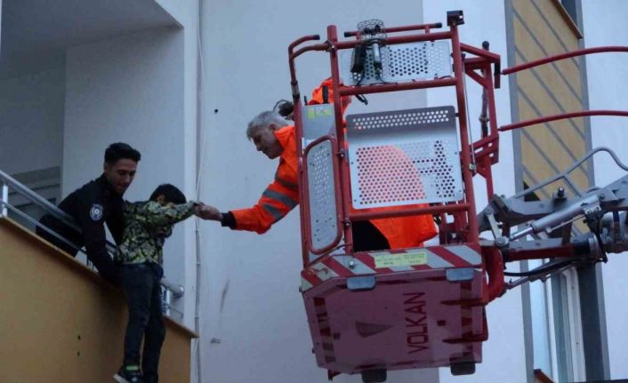 Adana’da şiddetli yağış hayatı felç etti, araçlar mahsur kaldı, kısa süreli panik yaşandı
