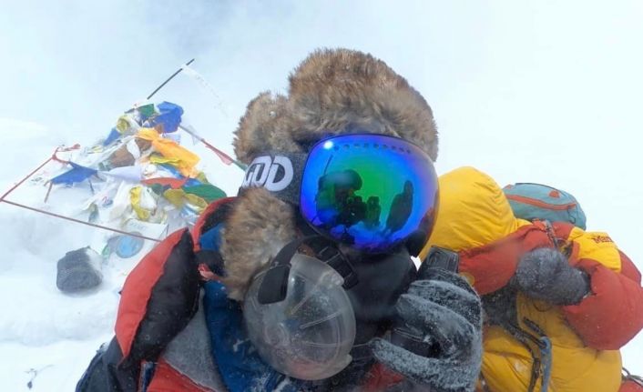 Afganistan’da bacaklarını kaybeden Magar, Everest Dağı’na tırmanan ilk çifte ampute oldu