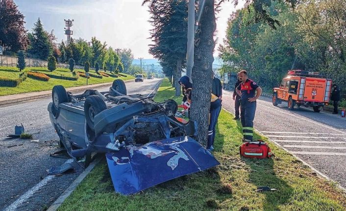 Ağaçlara çarpan otomobil takla atarak durabildi, sürücüsü burnu bile kanamadan kurtuldu