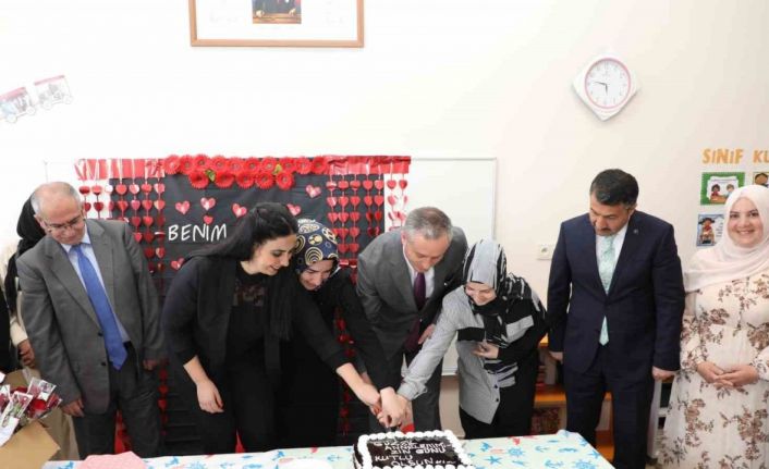 Ağrı Milli Eğitim Müdürü Kökrek, ilkokulda katıldığı etkinlikte anne velilerin Anneler Gününü kutladı